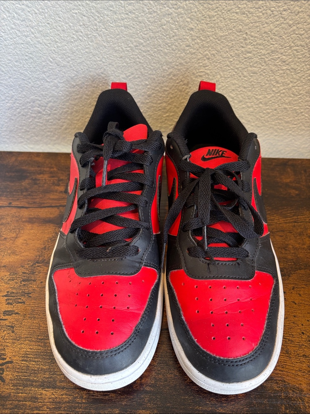 Nike Kids Black and Red Low-Top Sneakers